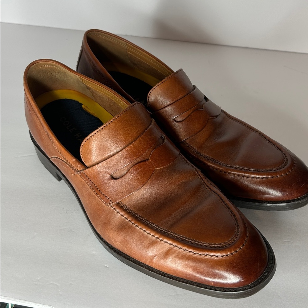 Preppy classic tailored burnished brown leather Cole Hahn penny loafer size 10